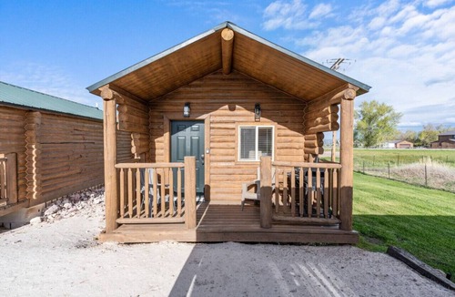 St. Charles Cabin | #5 Red Rock Mini Cabin w/AC, Fire Pit & BBQ!