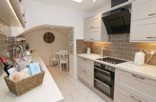 Bridgnorth House | 5 RIVERSIDE, romantic, with open fire in Bridgnorth