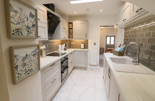 Bridgnorth House | 5 RIVERSIDE, romantic, with open fire in Bridgnorth