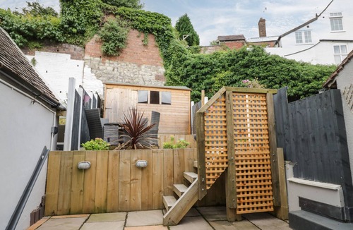 Bridgnorth House | 5 RIVERSIDE, romantic, with open fire in Bridgnorth