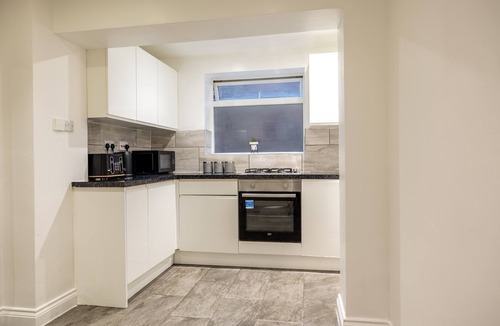 Cambridge House | 5 Spacious Bedroom Orchard Haven