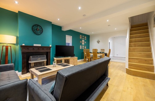 Cambridge House | 5 Spacious Bedroom Orchard Haven