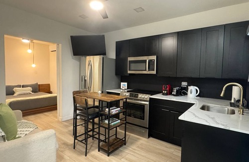Flagami Apartment | 5-Star 1BD Guest Suite Private Kitchen & Comfort