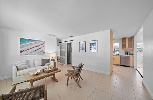 Paver Park House | 5 Star ⭐️ Bright, Spacious Home - Downtown, Restaurants, Shopping, Beaches