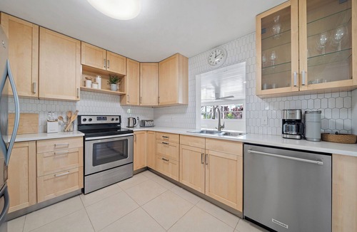 Paver Park House | 5 Star ⭐️ Bright, Spacious Home - Downtown, Restaurants, Shopping, Beaches
