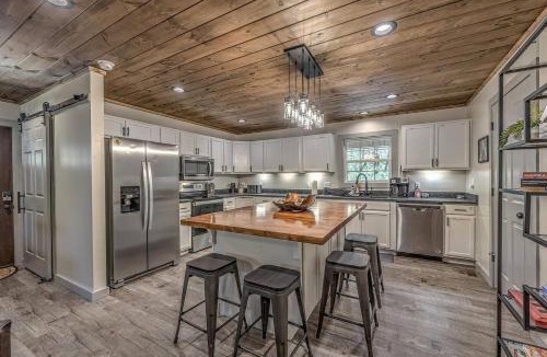 Ellijay House | 5-Star Cabin wHot Tub, Game Room, & Resort Perks!