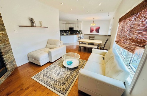 Churchill Meadows House | 5 star Full house 3 bedrms, 4 beds, 3 bath Airport