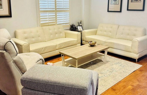 Churchill Meadows House | 5 star Full house 3 bedrms, 4 beds, 3 bath Airport