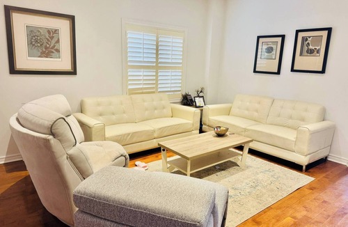 Churchill Meadows House | 5 star Full house 3 bedrms, 4 beds, 3 bath Airport