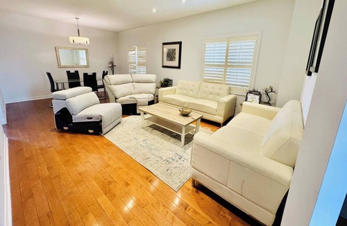 Churchill Meadows House | 5 star Full house 3 bedrms, 4 beds, 3 bath Airport