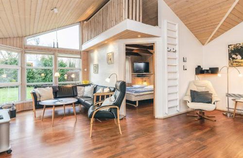 Hou House | 5 star holiday home in Hals