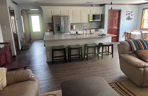 Cut Off House | 5 Star Home Cut Off, private, peaceful, comfortable, Enjoy sunsets by the pool.