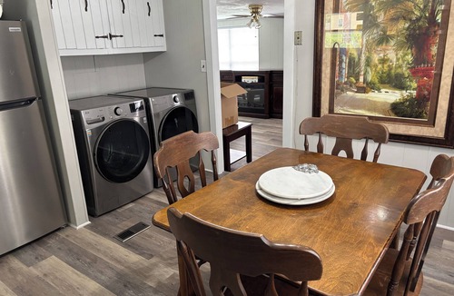 Appling House | 5 Star lake side cottage, Room for 6, fully equipped kitchen,deck with smoker