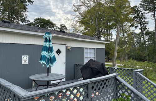Appling House | 5 Star lake side cottage, Room for 6, fully equipped kitchen,deck with smoker