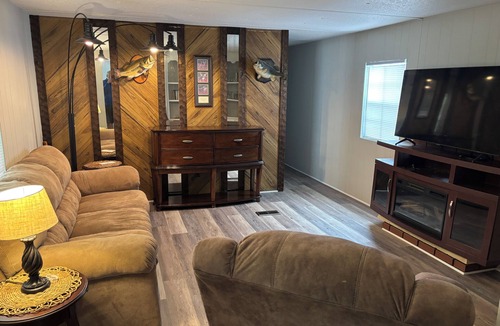 Appling House | 5 Star lake side cottage, Room for 6, fully equipped kitchen,deck with smoker