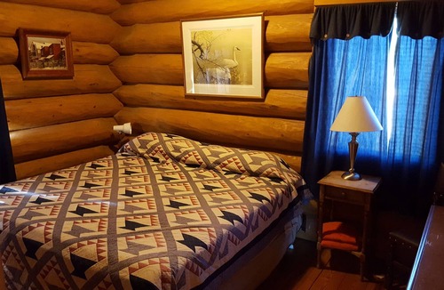 Athens House | 5 Star Lakefront Lodge, 4 acre peninsula. WiFi, AC, Heat, Fireplace, Beach, More