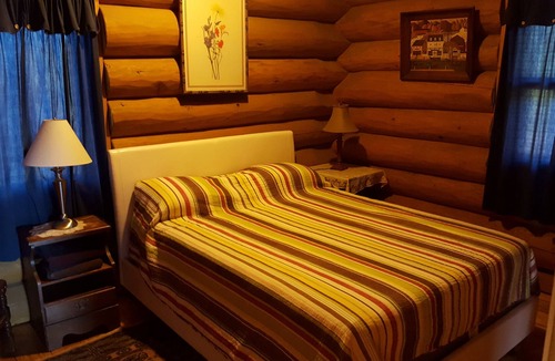 Athens House | 5 Star Lakefront Lodge, 4 acre peninsula. WiFi, AC, Heat, Fireplace, Beach, More