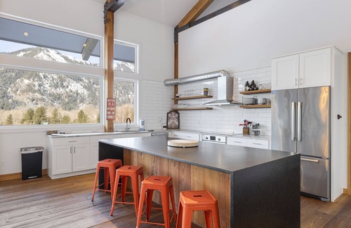 Leavenworth Cabin | 5-Star Lodge Groups Welcome 1 Mile from Downtown