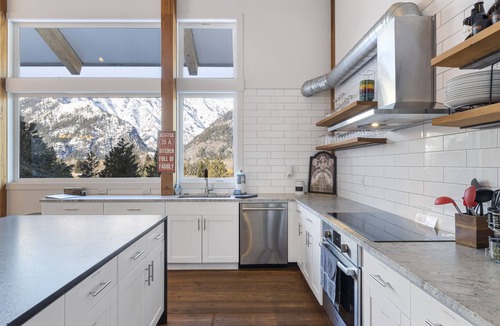 Leavenworth Cabin | 5-Star Lodge Groups Welcome 1 Mile from Downtown