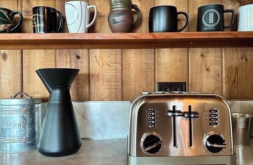 Freeland Cabin | 5-star modern beach cabin steps from the Useless Bay.