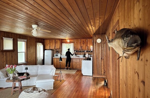 Freeland Cabin | 5-star modern beach cabin steps from the Useless Bay.