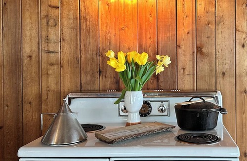 Freeland Cabin | 5-star modern beach cabin steps from the Useless Bay.