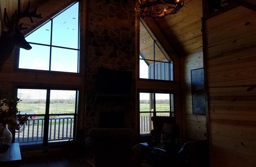 Sulphur Bluff Cabin | 5-Star Private Cabin on 450+ acre gated/high fenced game ranch