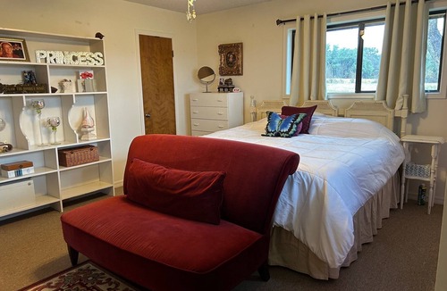 Hamilton Bed & Breakfast | 5 star private ranch duplex with a million dollar view