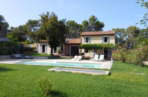 Cabries House | 5-star rated air-conditioned house with swimming pool for 6