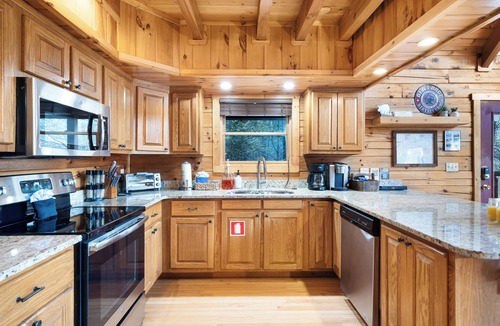 Pigeon Forge Cabin | 5 Star rated cabin, 2 min to Pigeon Forge, Pet-friendly, HotTub, Game room, Pool