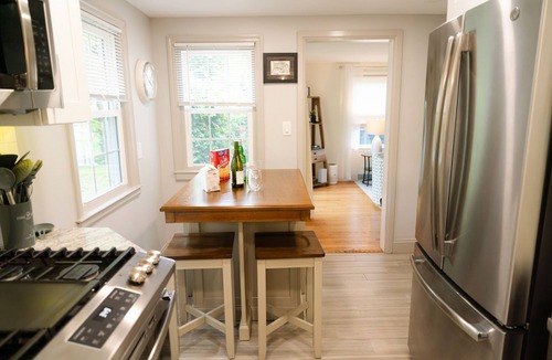 Eastside House | 5-star Renovated 3BR 𝓱𝓸𝓶𝓮/w Backyard Deck near SU/SUNY-ESF/Hospitals