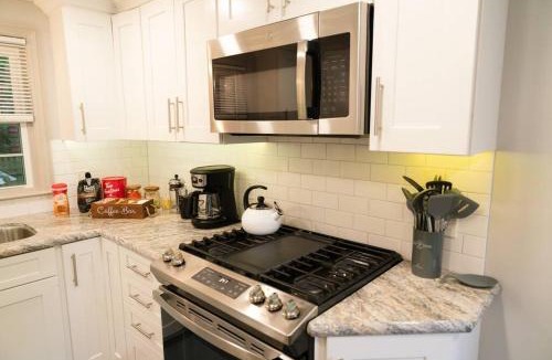 Eastside House | 5-star Renovated 3BR Home & Backyard Deck near SU & Hospitals