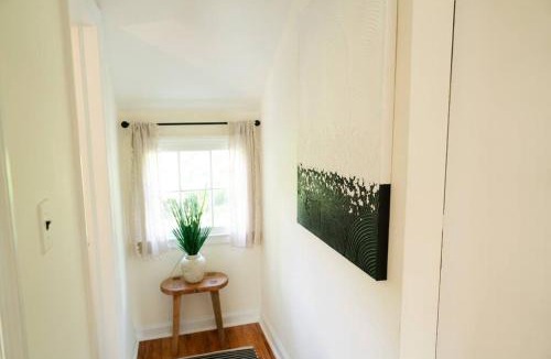 Eastside House | 5-star Renovated 3BR Home & Backyard Deck near SU & Hospitals
