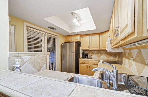 Palmetto Dunes Condo | 5 Star Resort New king adjustable mattress, beautiful pool enclosed courtyard