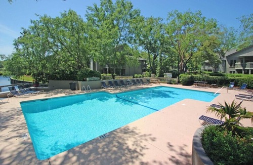 Palmetto Dunes Condo | 5 Star Resort New king adjustable mattress, beautiful pool enclosed courtyard