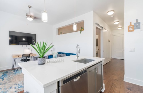 Barclay Downs Condo | 5 Star SouthPark Suite ~ King Bed~ Pool~ Gym~ FREE Parking~Long Term Welcome!