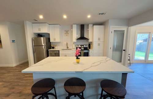 Denton House | 5-Star Stay-Large Remodeled & Modern 4BR Near UNT/TWU-Sleeps 10