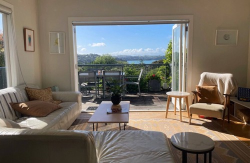 Oneroa House | 5 star views and location