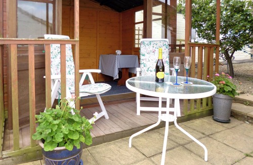 Burythorpe Cottage | 5 steps to entrance.