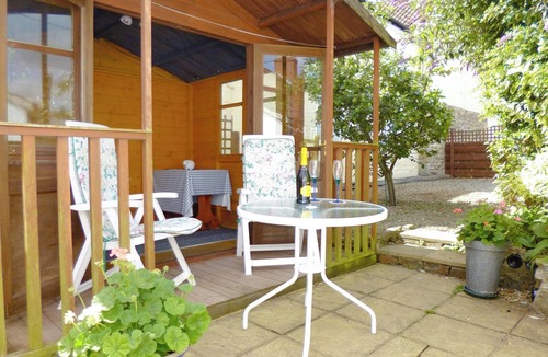 Burythorpe Cottage | 5 steps to entrance.