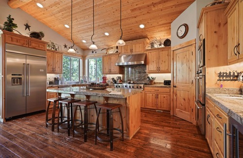 Sunriver House | 5 Vine Maple 6 Bedroom Home by Redawning