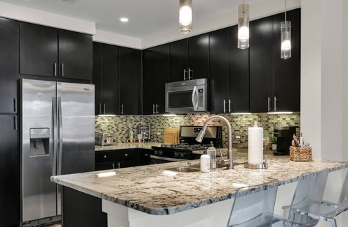 The Woodlands Apartment | 5 ★ Walking Distance to Shops & Restaurants, Lux Amenities, 2 Balconies, King Bed