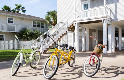 Jamaica Beach House | 5★ Waterfront home! Bikes, kayaks, fishing, fire pit, pickleball! Pets welcome!