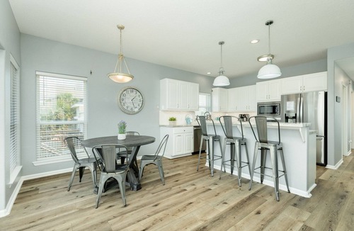 Jamaica Beach House | 5★ Waterfront home w/bikes & kayaks, fire pit! Amazing underwater fishing light