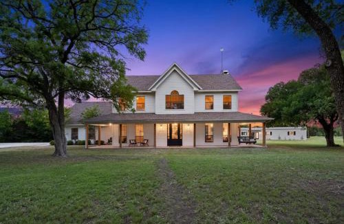 Glen Rose House | 50 Acre Countryside Haven With Hiking Trails, Arcade & Pool