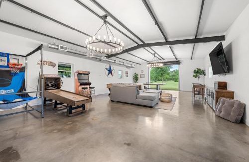 Glen Rose House | 50 Acre Countryside Haven With Hiking Trails, Arcade & Pool