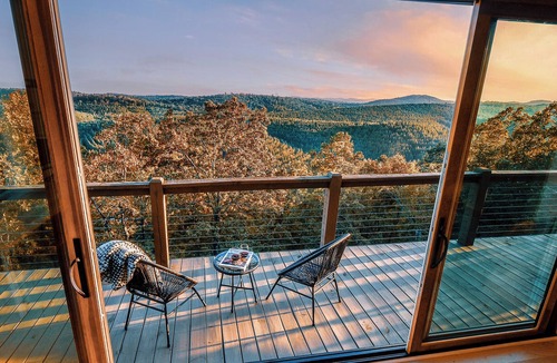 Broken Bow Cabin | 50 Mi Mtn Views! New Build! 2 Kings + Bunks! HotTub Slide Dinos PuttPutt