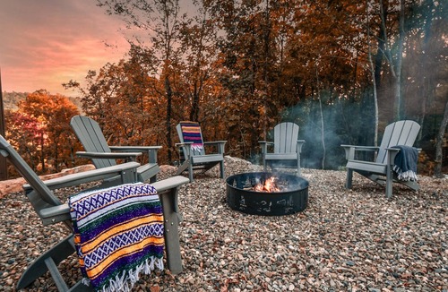Broken Bow Cabin | 50 Mi Mtn Views! New Build! 2 Kings + Bunks! HotTub Slide Dinos PuttPutt