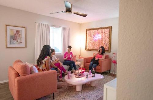 Westside House | 50 Shades of Pink-Private Hot Tub!