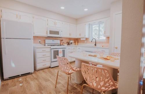 Westside House | 50 Shades of Pink-Private Hot Tub!